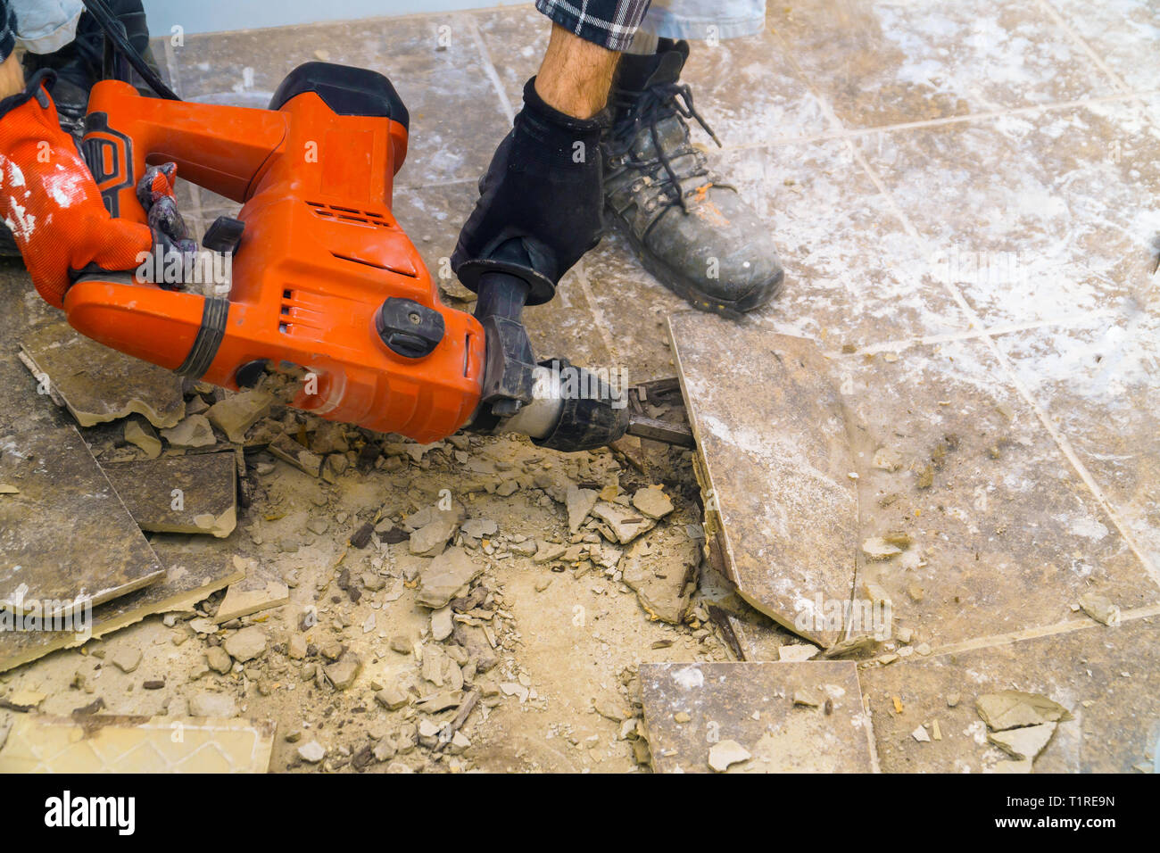 Preparation of repair the bathroom. Removing old tiles with jackhammer Stock Photo Alamy