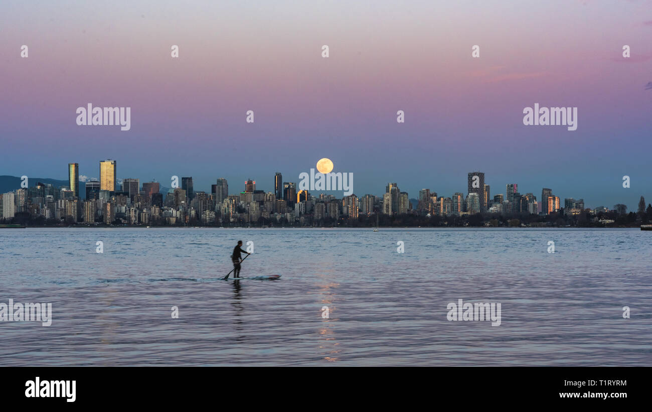 Super Worm Full Moon rising over Vancouver! Stock Photo