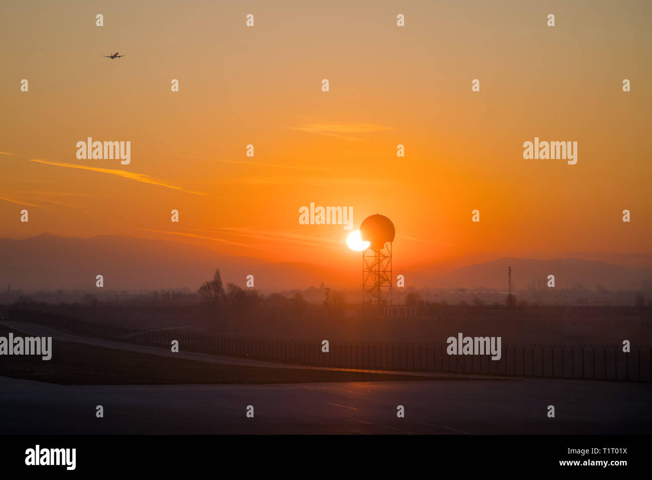 Runway sunrise takeoff hi-res stock photography and images - Alamy