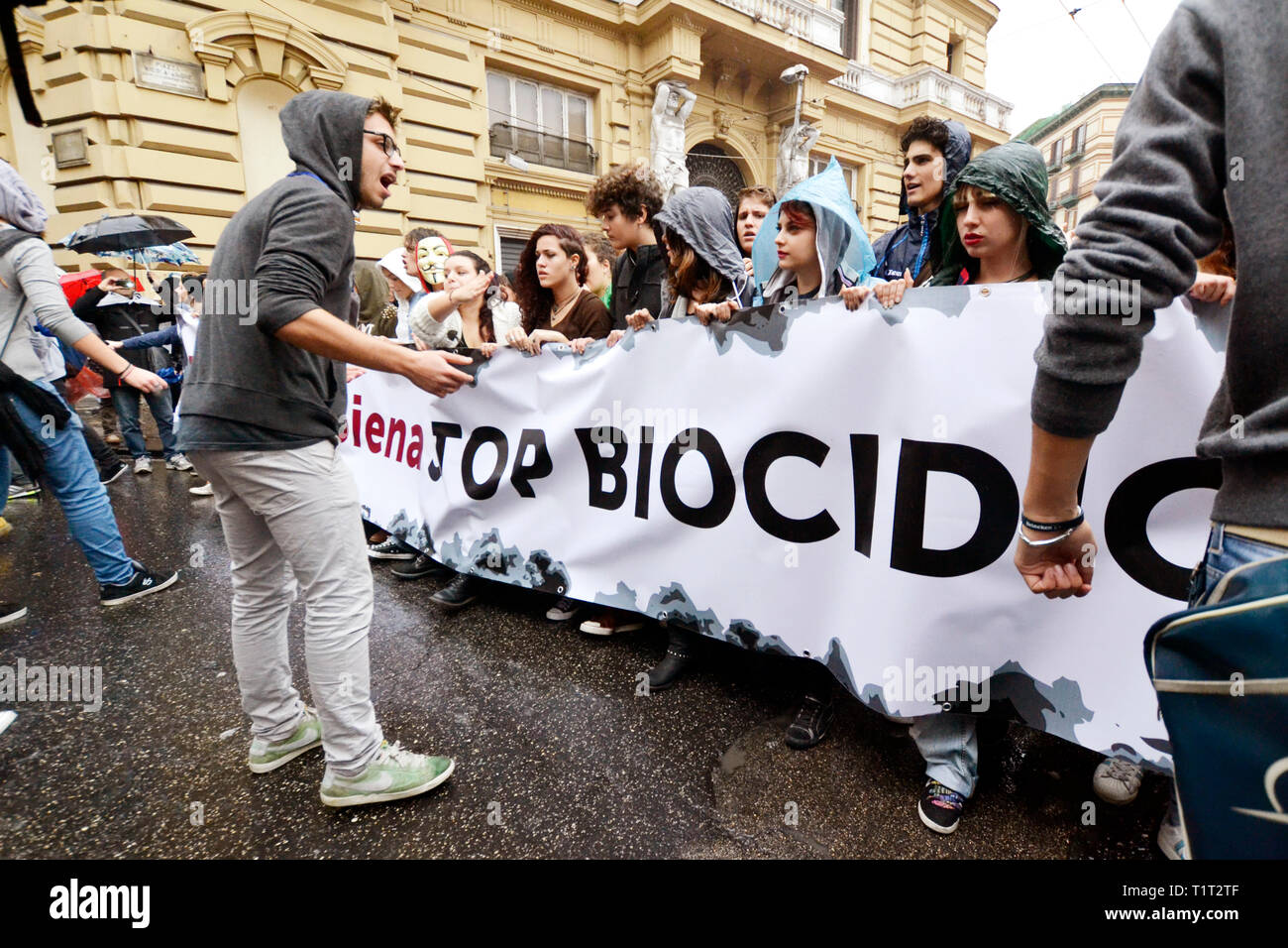 Demonstration against illegal waste dumps, Naples - Campania, land of ...