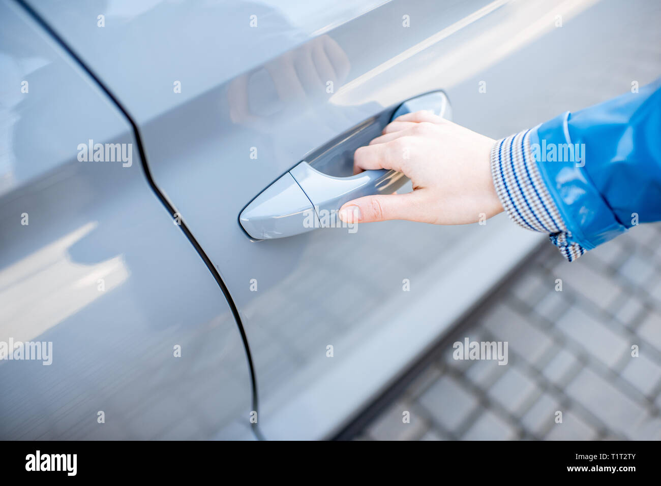 Pulling handle hires stock photography and images Alamy