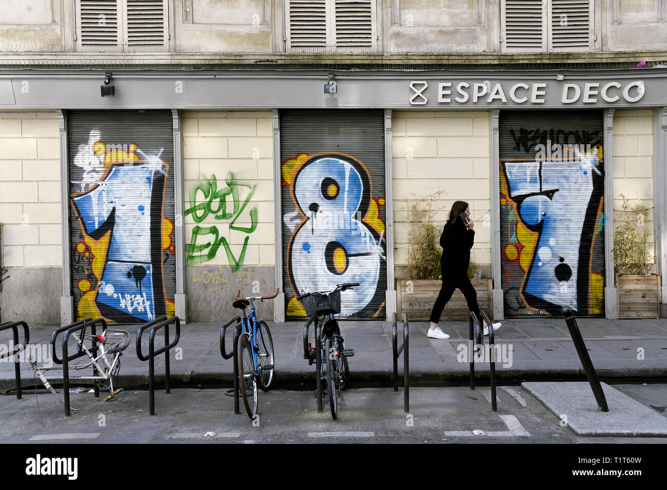 Closed store Paris 9th Paris Stock Photo Alamy