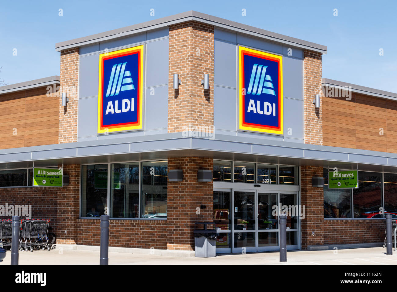 Muncie - Circa March 2019: Aldi Discount Supermarket. Aldi sells a range of grocery items, including produce, meat & dairy, at discount prices II Stock Photo