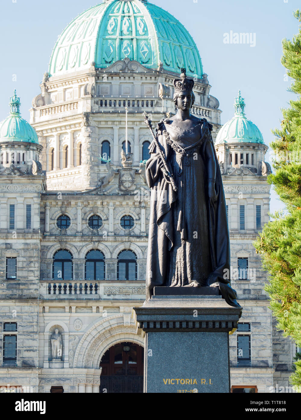 The statue of Queen Victoria outside the British Columbia Parliament
