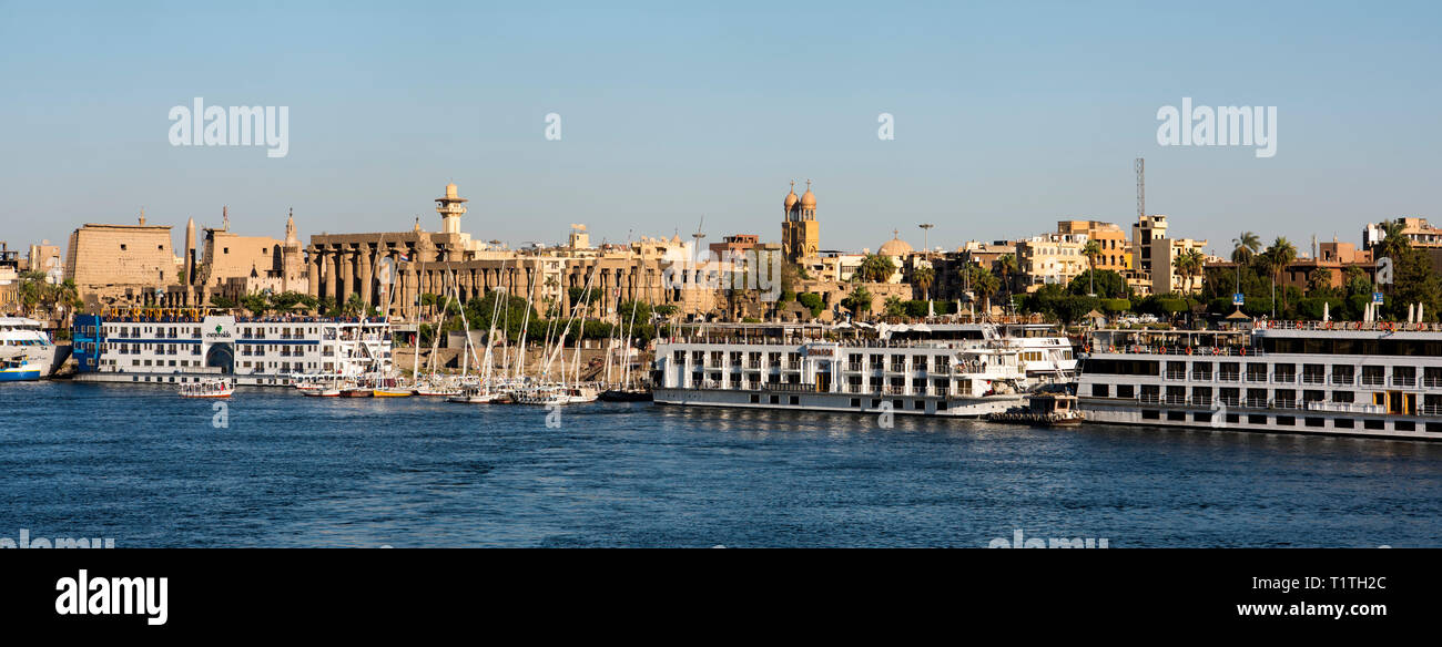 Ägypten, Luxor, Blick über den Nil zum Luxor-Tempel Stock Photo