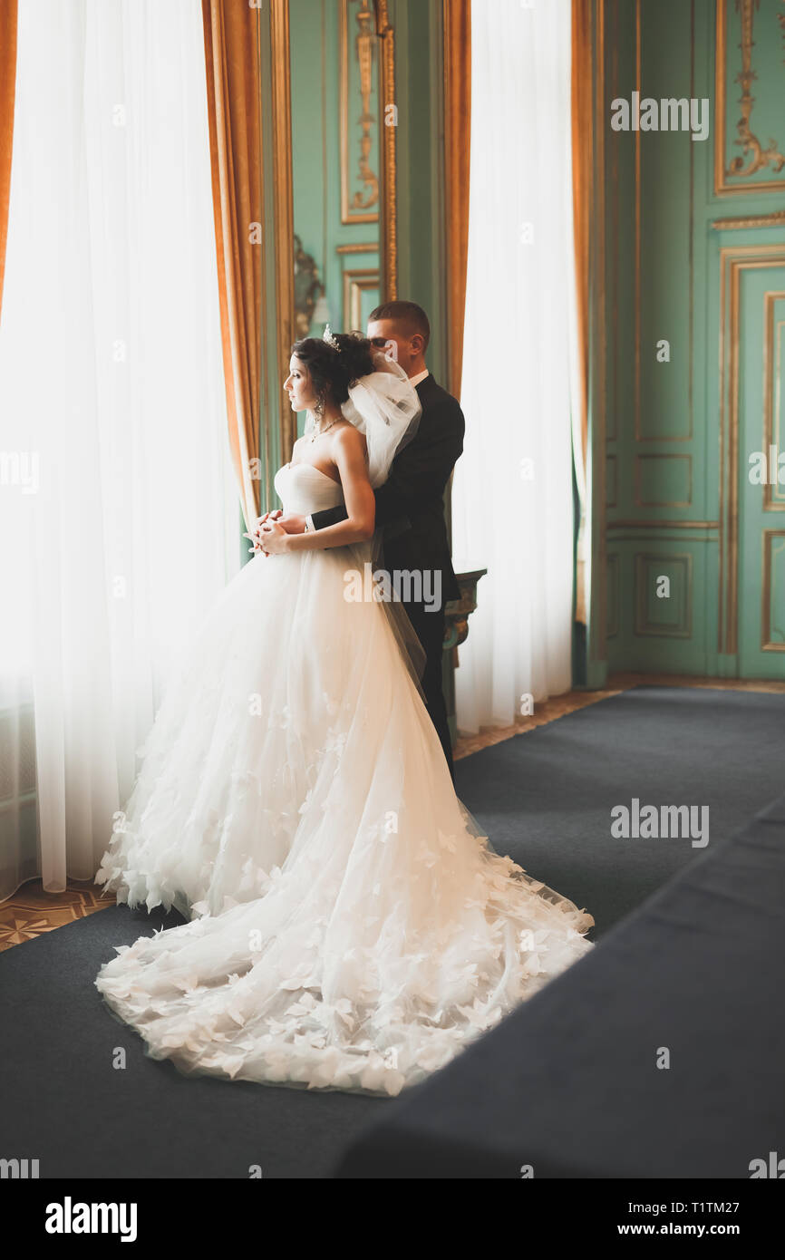 Picture Perfect Bride & Groom Poses for the Dreamy Wedding Shoot