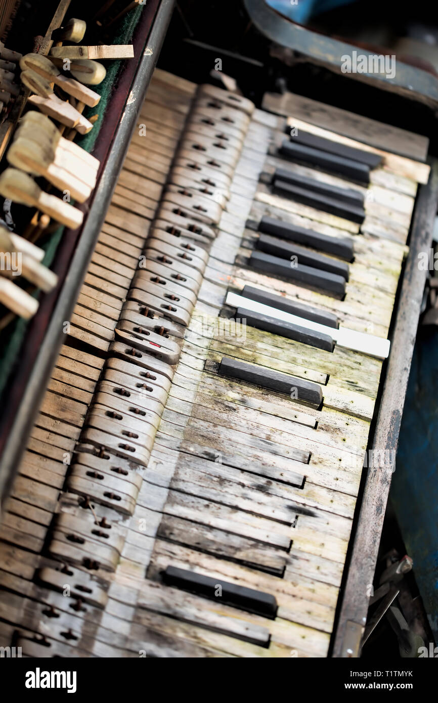 Old broken piano Stock Photo Alamy