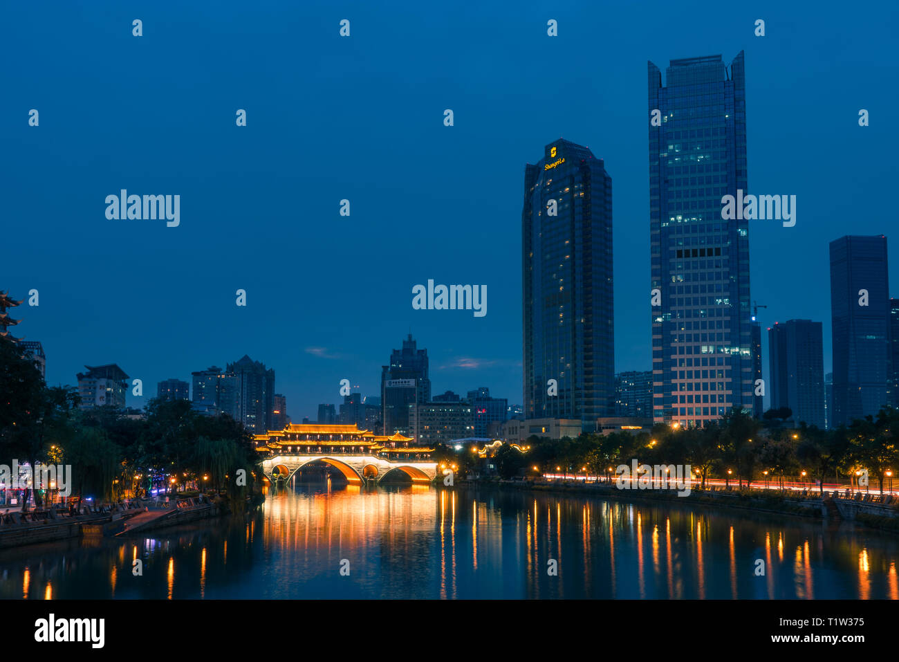 Anshun bridge on Jin River at night in Chengdu, Sichuan, China Stock Photo