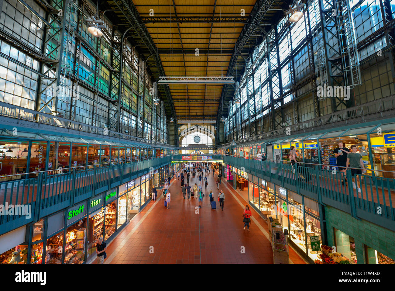 Wandelhalle, Hauptbahnhof, Hamburg, Deutschland Stock Photo