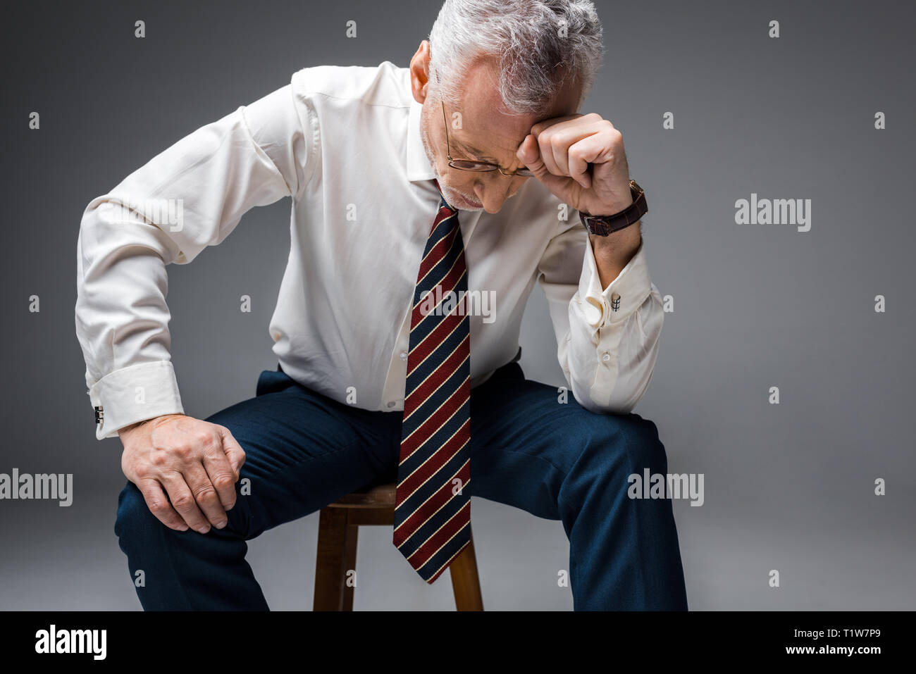 Женщина в кризисе. Кризисы у мужчин в 50. Человек из толкового словаря. Шутки про кризис среднего возраста у женщин. Кризис среднего возраста у мужчин.