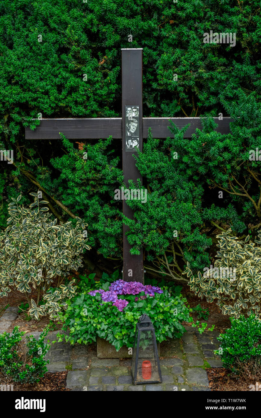 Kreuz, Gedenken, Anschlagsort Hanns Martin Schleyer, Vincenz-Statz-Strasse, Braunsfeld, Koeln, Nordrhein-Westfalen, Deutschland Stock Photo