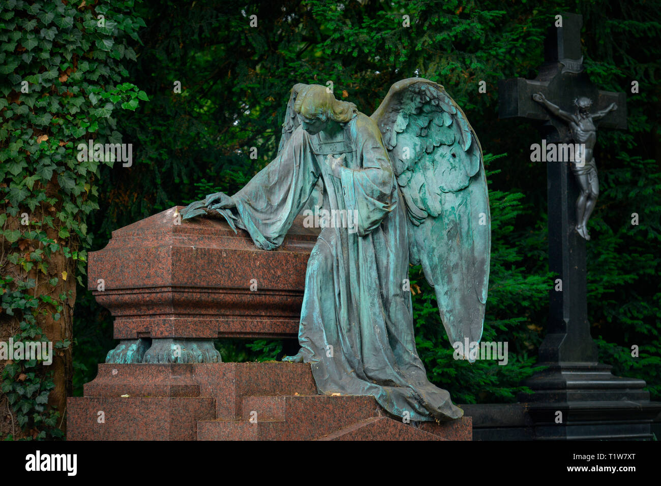 Engel, Granitsarg, Melaten-Friedhof, Aachener Strasse, Lindenthal, Koeln, Nordrhein-Westfalen, Deutschland Stock Photo