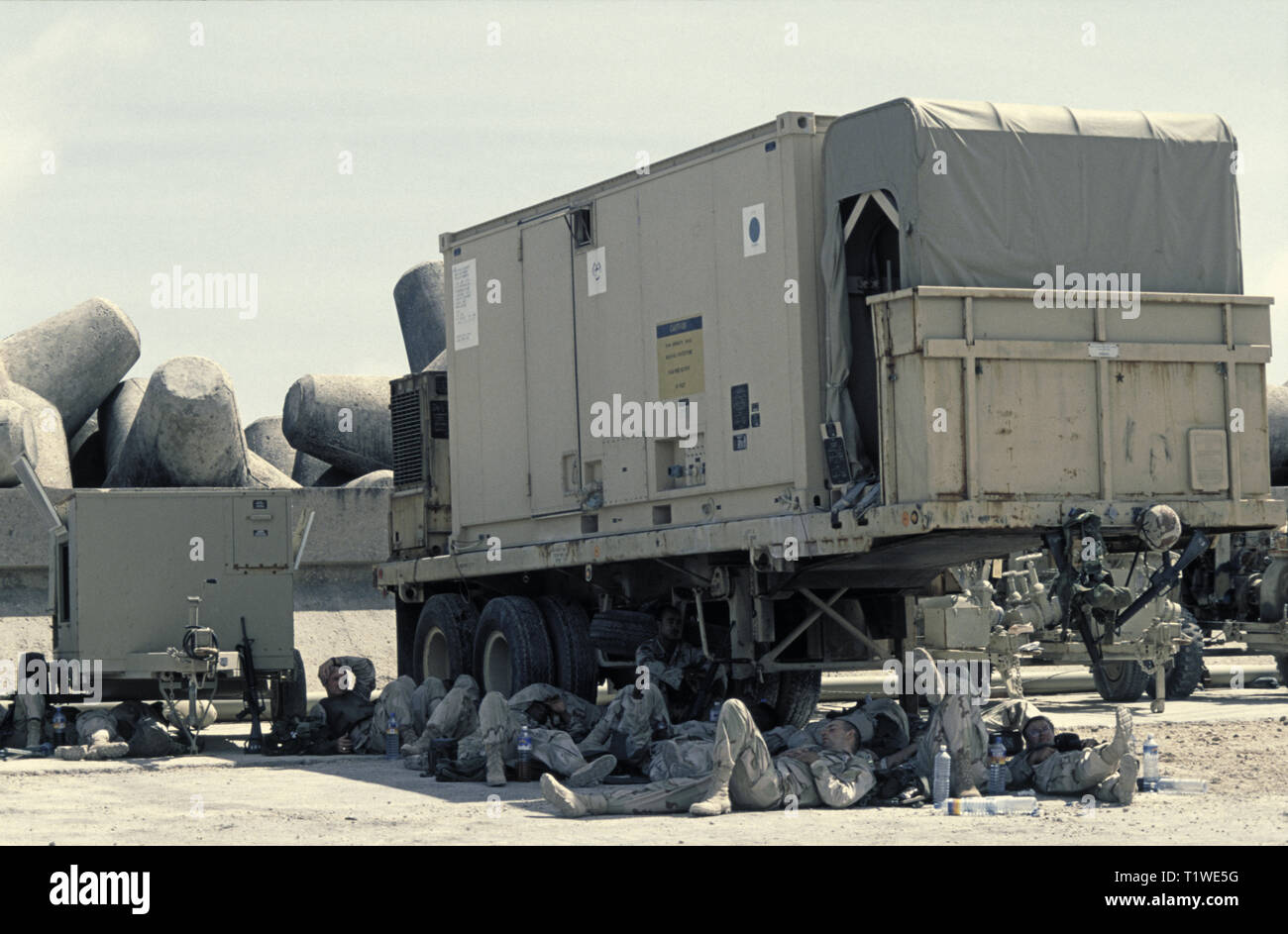 29th October 1993 U.S. Army soldiers of the 24th Infantry Division, 1st Battalion of the 64th Armored Regiment rest in the shade after having just arrived by ship in Mogadishu's new port in Somalia. Stock Photo