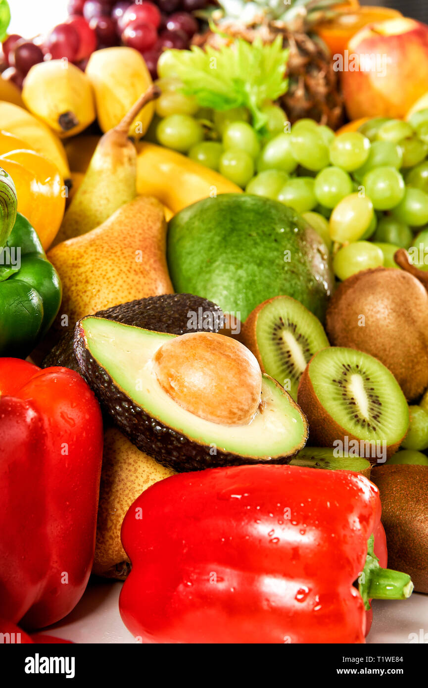 Verschiedene Obst- und Gemuesesorten liegen aufgetuermt. Stock Photo