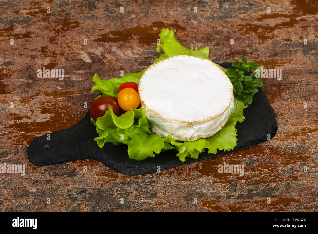 Delicous camembert cheese with salad leaves Stock Photo Alamy
