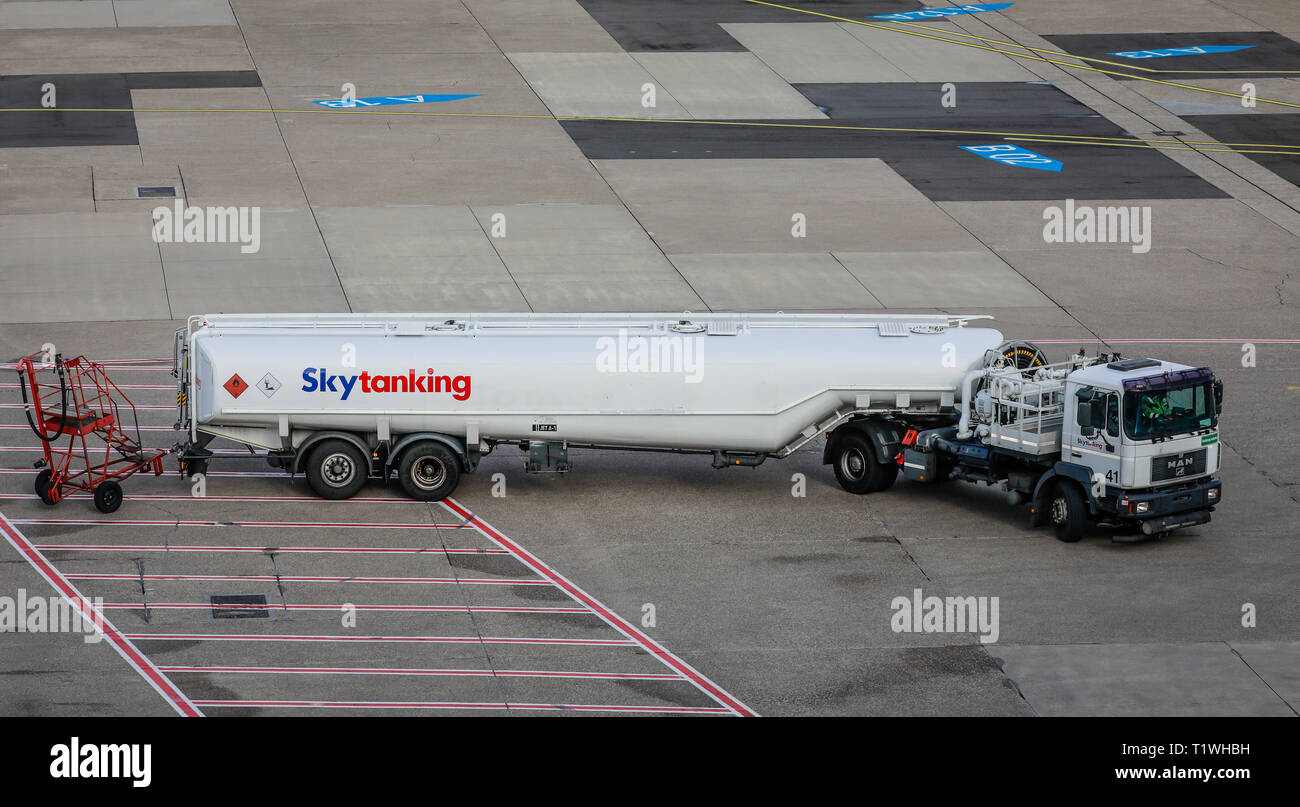 07.02.2019, Duesseldorf, North Rhine-Westphalia, Germany - Skytanking, tank truck with aviation fuel, kerosene, Duesseldorf International Airport, DUS Stock Photo