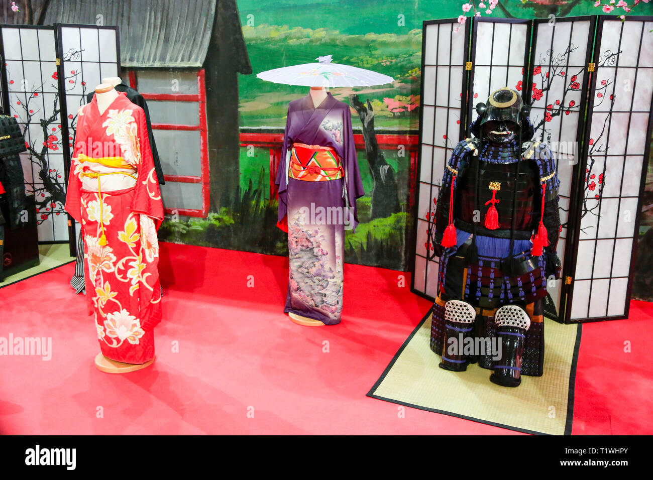 Silk japanese kimono mannequin hires stock photography and images Alamy