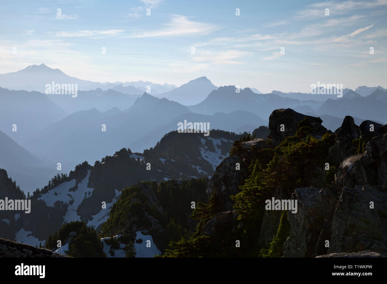 Overlook with mountains and clouds at mount washington state park hi ...