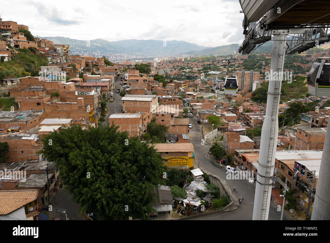 Colombia: Medellin. Metrocable (Empresa de Transporte Masivo del Valle de Aburrá - Metro de Medellín Ltda), a gondola lift system above the working-cl Stock Photo