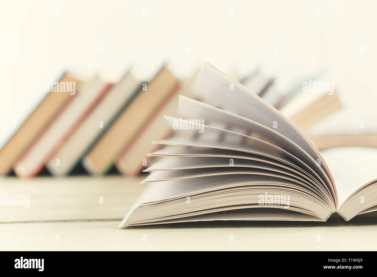 Книга на столе это предложение. Положить на стол. Старинная книга на столе. Книги эстетика. Книга на столе это предложение.