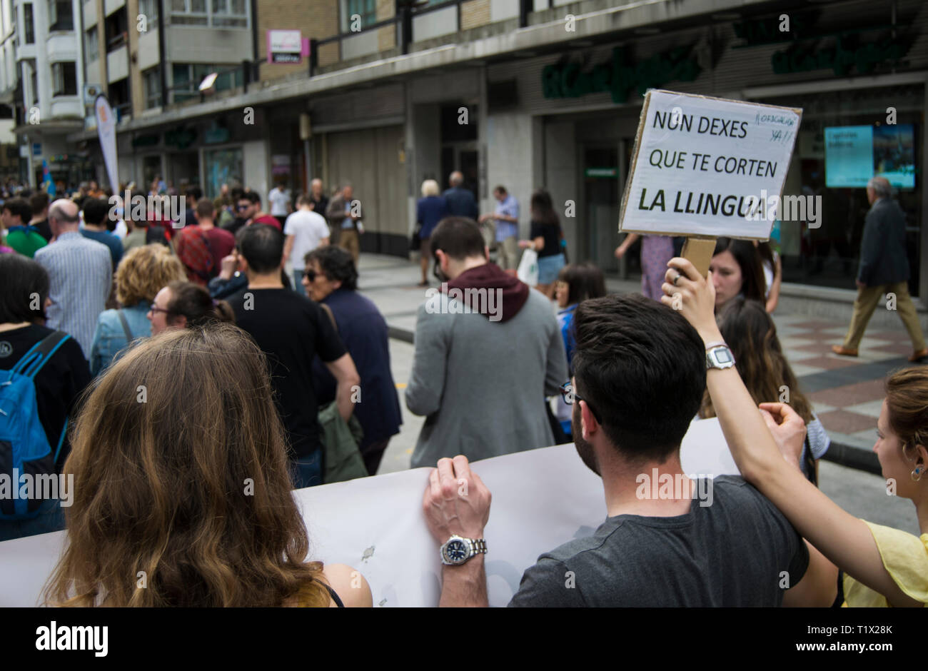 Manifestación en Oviedo a favor de la oficialidad de la lengua asturiana. L'asturianu llingua oficial. Oviedo, Asturias. Stock Photo
