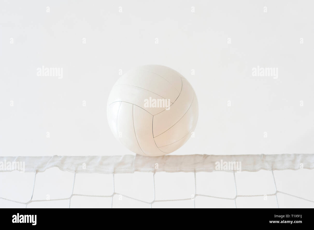 Hitting the ball over the net hires stock photography and images Alamy