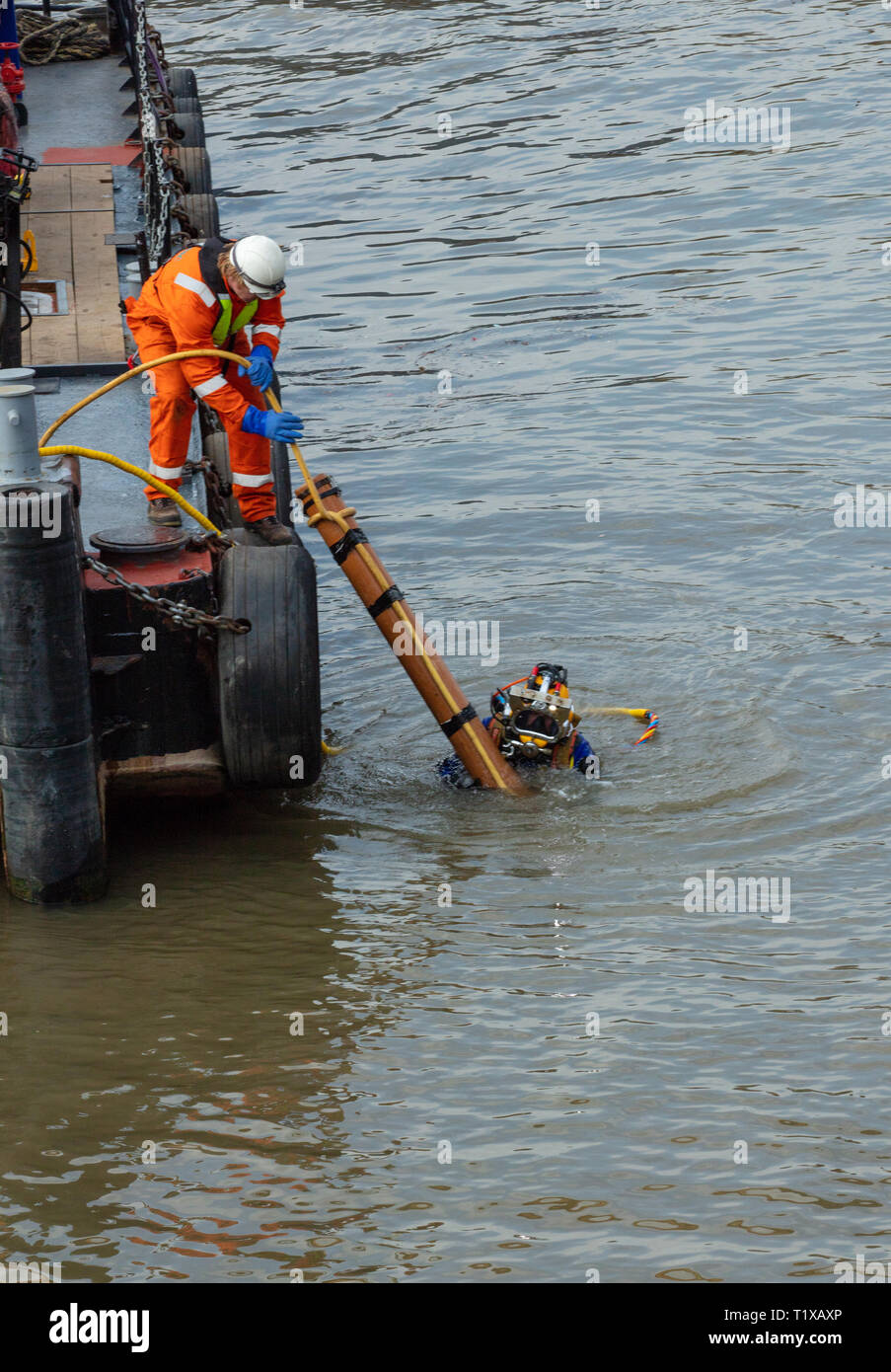 Underwater repairs hires stock photography and images Alamy