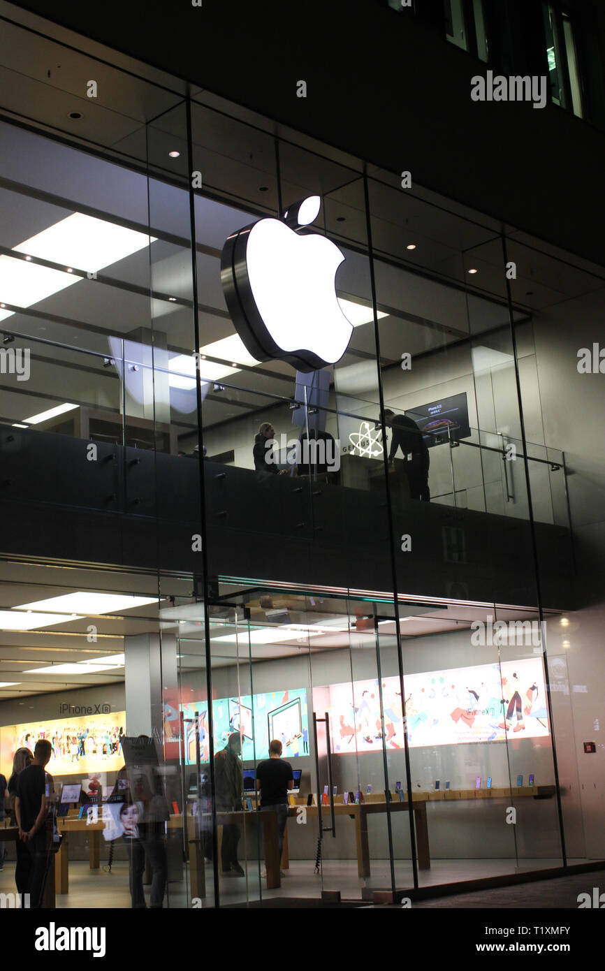 Inside Apple Store, Shopping in New York City, USA – Stock Editorial Photo  © Vividrange #101539698