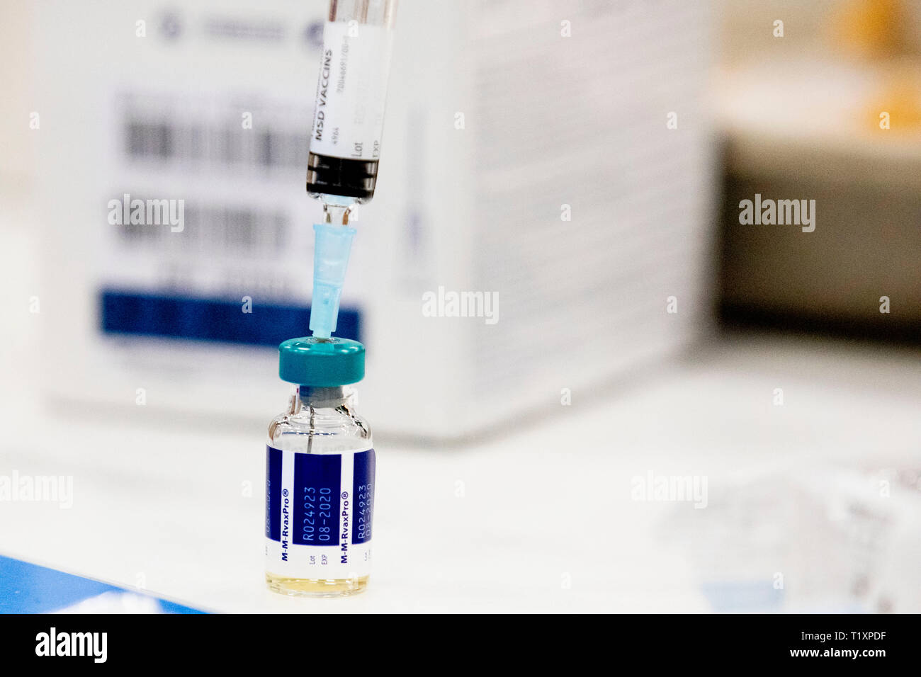 ROTTERDAM - Kinderen worden gevaccineerd tijdens een vaccinatiedag in Ahoy. Staatssecretaris Paul Blokhuis (Volksgezondheid) wil met een vaccinatie-al Stock Photo