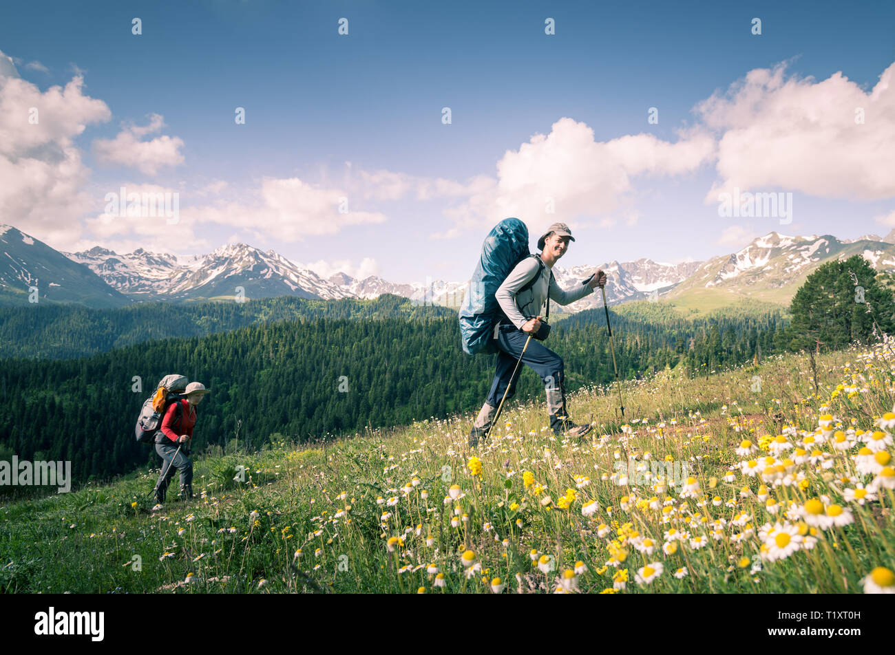 Hiking mountains couple hi-res stock photography and images - Alamy