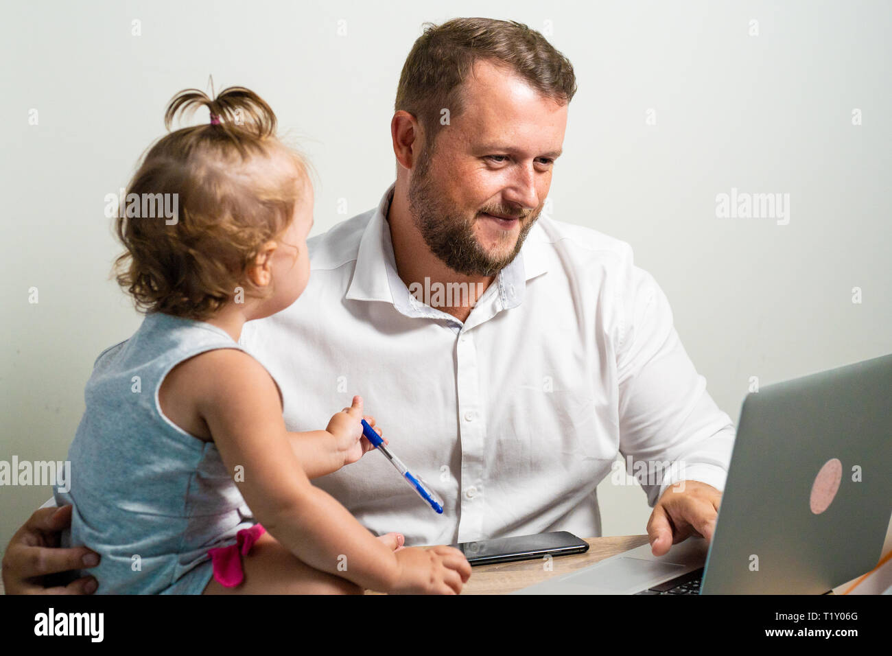 Daddy working. Папа на работе рикусок.