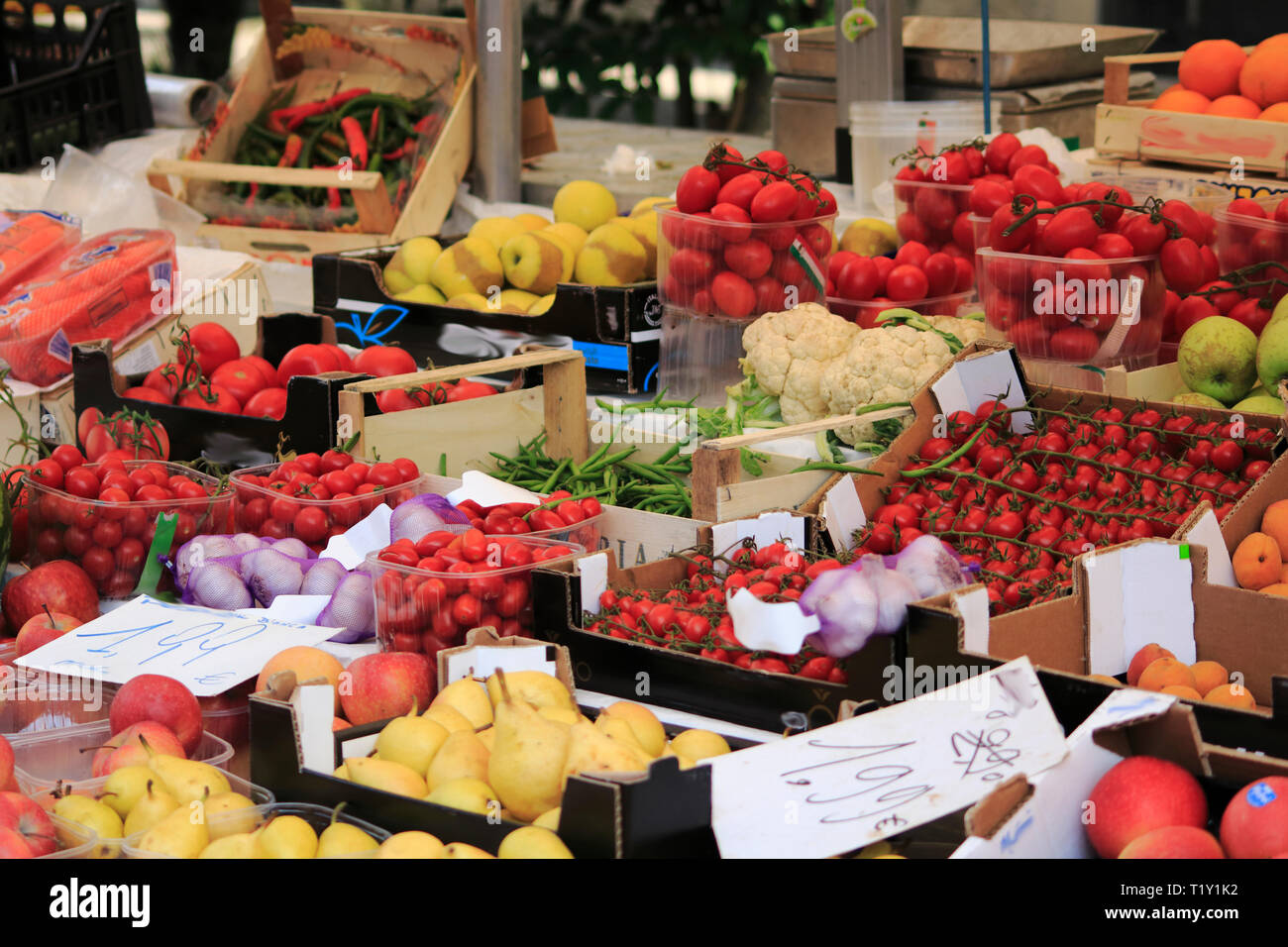 Obst und frisches Gemüse, in Kisten auf einem Marktstand in Italien Stock  Photo - Alamy