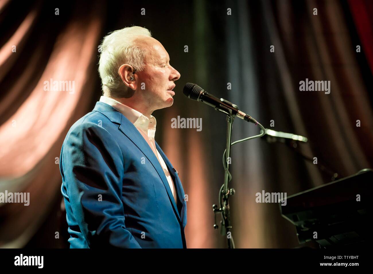 28.03.2019, the British musician Joe Jackson live on the Four Decade Tour  2019 in the Admiralspalast in Berlin. | 28.03.2019, the British musician Joe  Jackson on his Four Decade Tour 2019 at