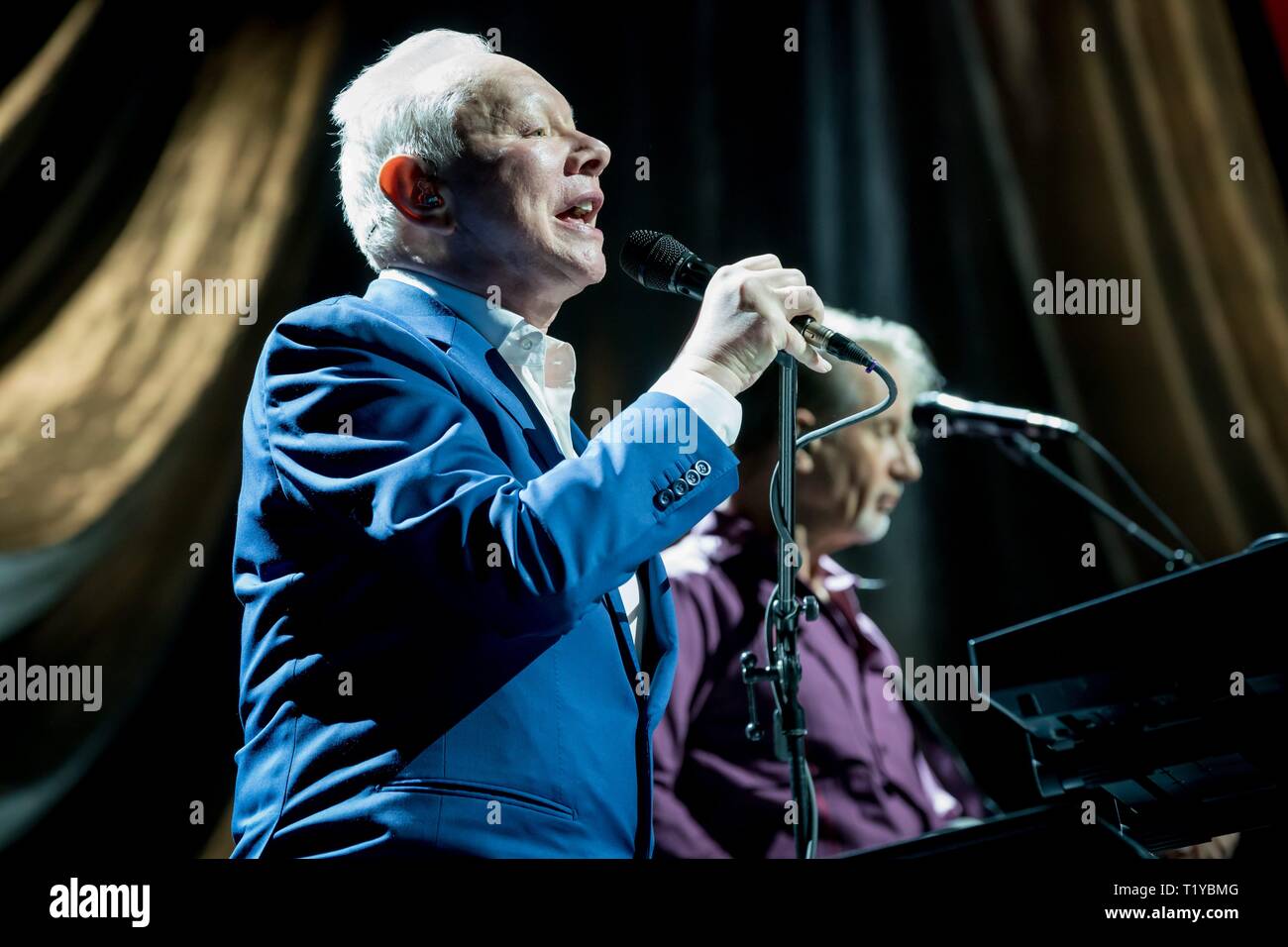 28.03.2019, the British musician Joe Jackson live on the Four Decade Tour  2019 in the Admiralspalast in Berlin. | 28.03.2019, the British musician Joe  Jackson on his Four Decade Tour 2019 at
