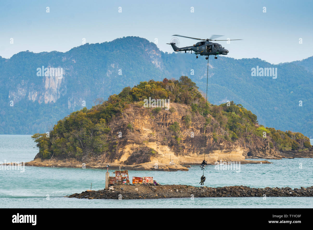 LANGKAWI, MALAYSIA : MARCH 28, 2019 : Malaysian Navy Super Lynx helicopter stages an airlift rescue operation at the LIMA exhibition Credit: Chung Jin Mac/Alamy Live News Stock Photo