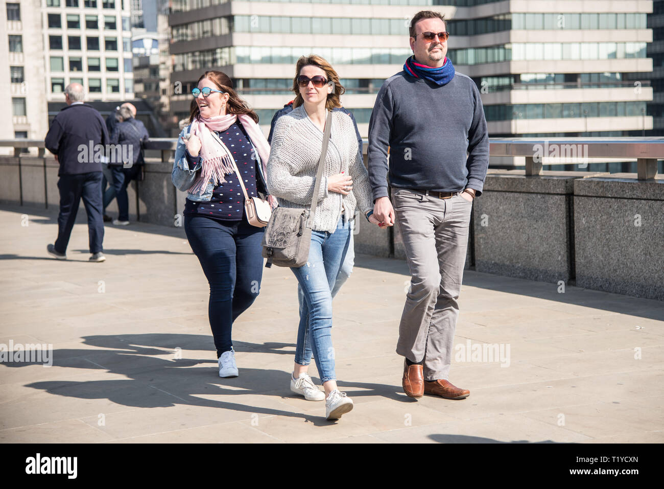 London Uk 29th March 2109 Sightseers Enjoy Sunny Warm Weather On London Bridge Temperature In London Today Is Expected To Reach 17c Claire Doherty Alamy Live News Stock Photo Alamy