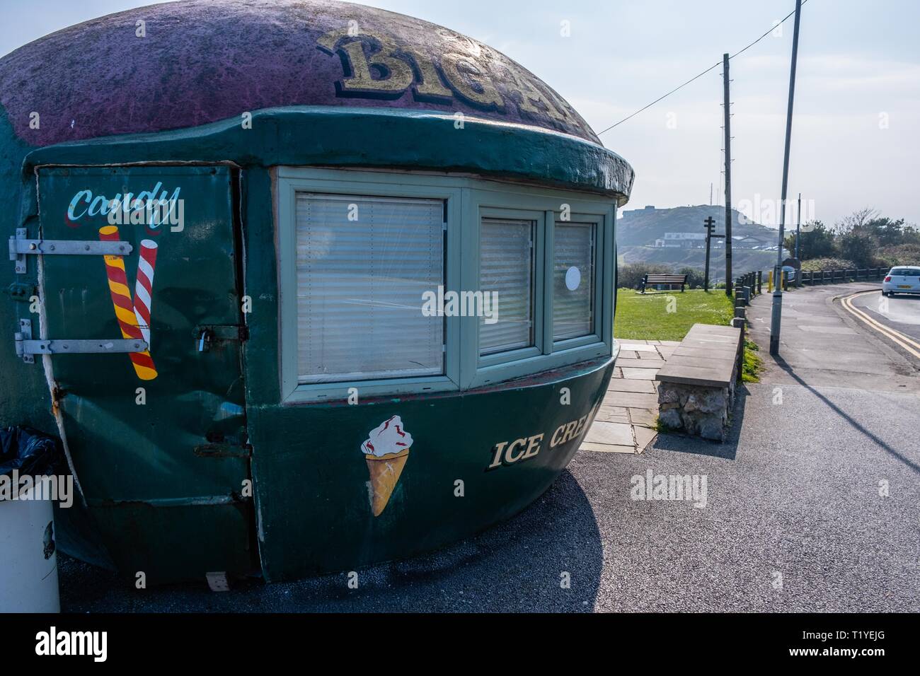 Swansea, Wales. 29th Mar, 2019. UK Weather: Flavour of the month: a seaside icecream kiosk at Bracelet Bay, near Mumbles, Swansea, has been given listed status. The spherical concrete structure, called The Big Apple, dates back to the 1930's and is a well known Swansea landmark. The unique structure was granted the special staus by Cadw, the Welsh Assembly Government's body. Credit: Gareth LLewelyn/Alamy Live News Stock Photo