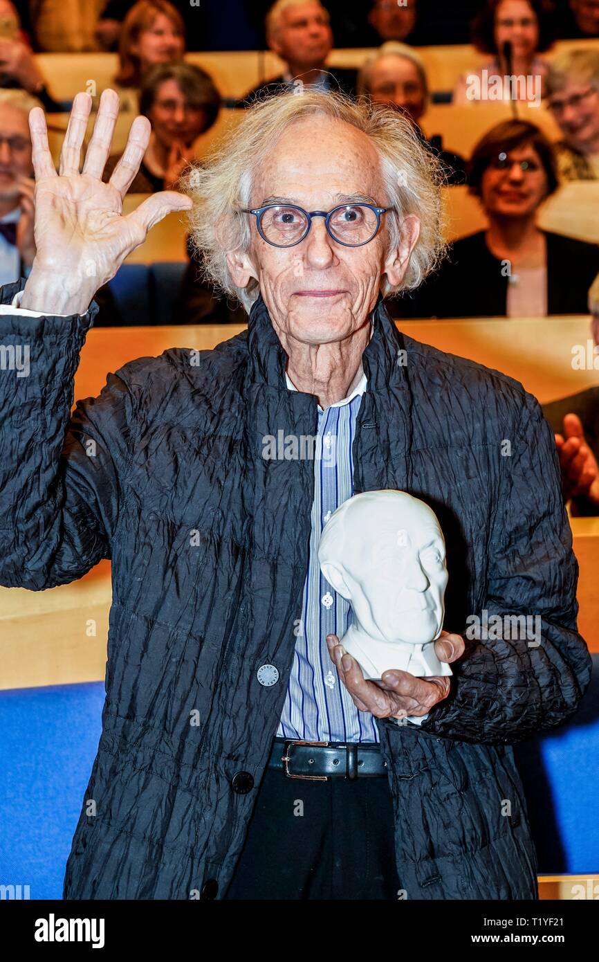 27.03.2019, the Konrad Adenauer Foundation in Berlin honors the Bulgarian artist Christo in Berlin. Christo, whose full name is Christo Vladimirov Yashevew, together with his wife Jeanne-Claude, was responsible for the Berlin Reichstag in 1995. Portrait of the artist with the Konrad-Adenauer-Buste. | usage worldwide Stock Photo