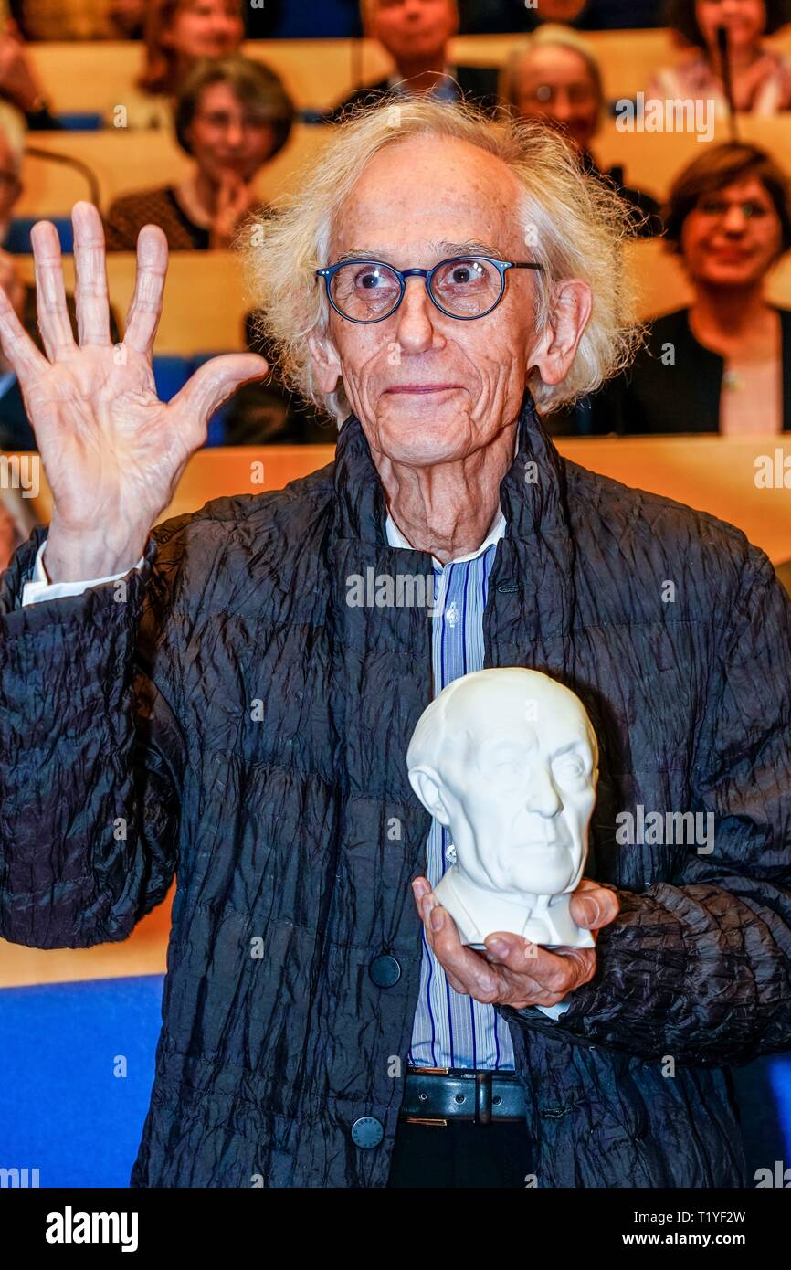27.03.2019, the Konrad Adenauer Foundation in Berlin honors the Bulgarian artist Christo in Berlin. Christo, whose full name is Christo Vladimirov Yashevew, together with his wife Jeanne-Claude, was responsible for the Berlin Reichstag in 1995. Portrait of the artist with the Konrad-Adenauer-Buste. | usage worldwide Stock Photo