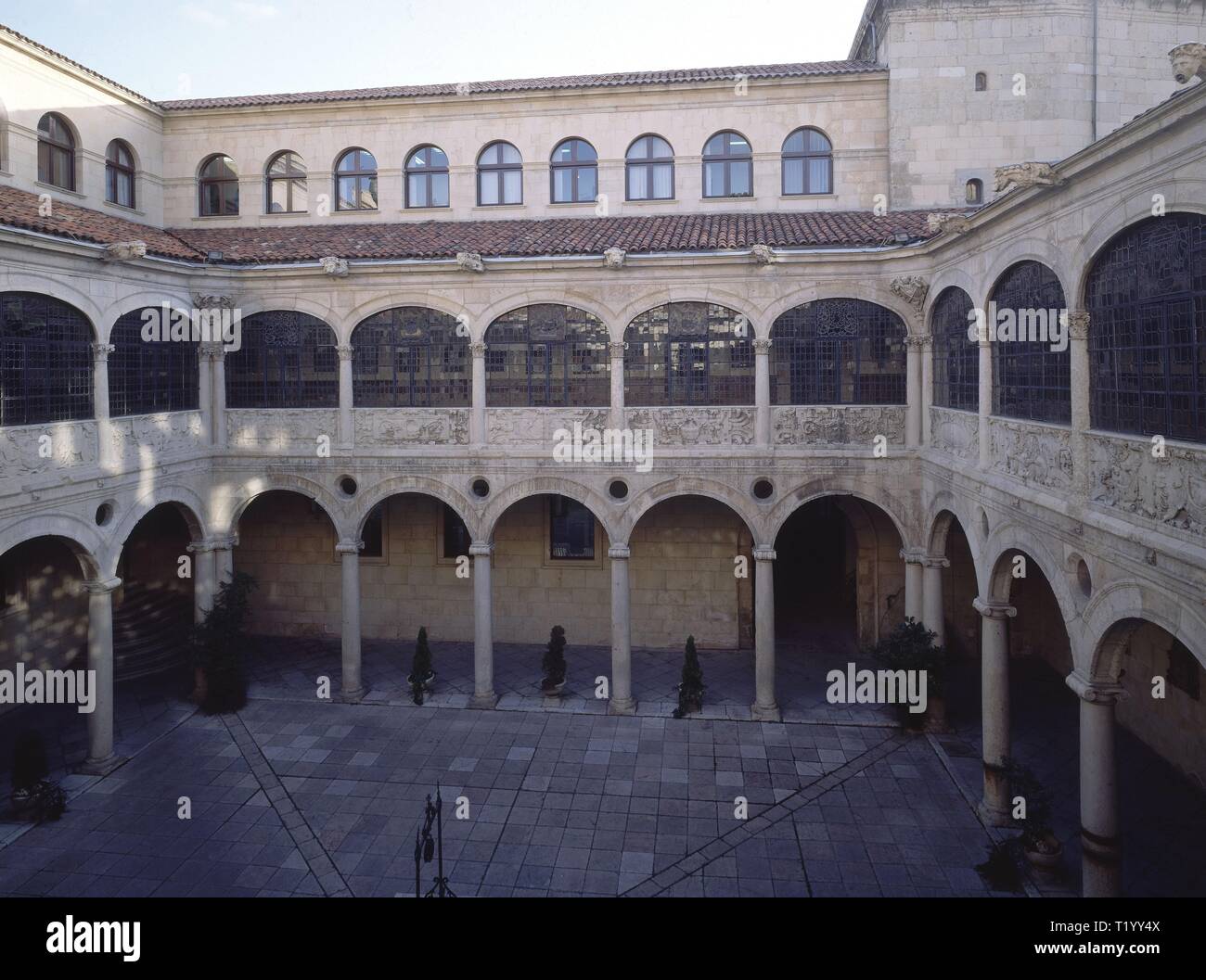 PATIO DEL ANTIGUO PALACIO DE LOS GUZMANES - CONSTRUCCION DEL SIGLO XVI  CONVERTIDO EN DIPUTACION. Author: GIL DE HONTAÑON RODRIGO. Location:  PALACIO DE LOS GUZMANES / DIPUTACION PROVINCIAL. LEON. SPAIN Stock Photo -  Alamy