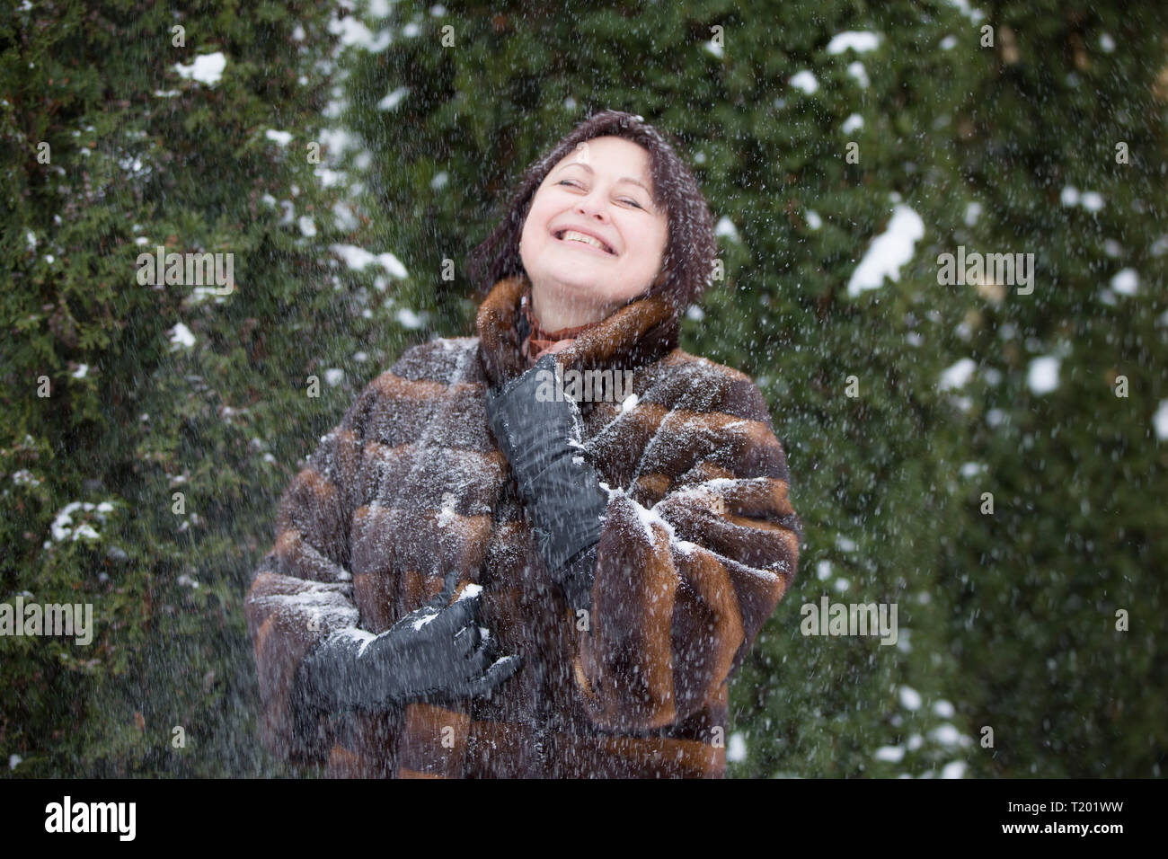 Mature woman, fur coat hi-res stock photography and images - Alamy