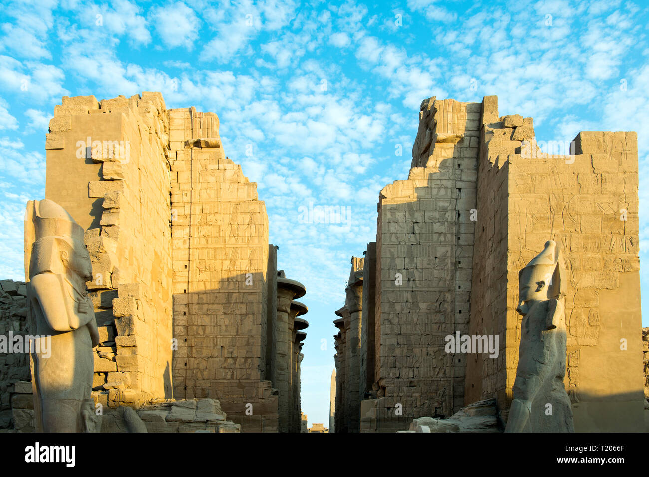 Ägypten, Luxor, Karnak-Tempel, Blick über den Grossen Vorhof zum Zweiten Pylon, links Statue von Ramses’ II. ? mit seiner Tochter Meritamun zwischen d Stock Photo