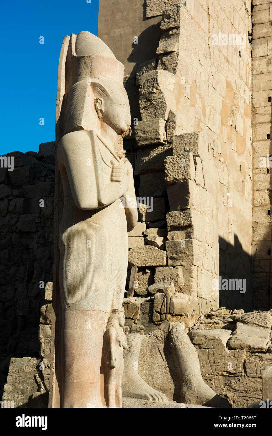 Ägypten, Luxor, Karnak-Tempel, Kolossalfigur im Grossen Vorhof vor dem Zweiten Pylon. Diese rund 11 Meter hohe Figur aus Rosengranit stammt vermutlich Stock Photo
