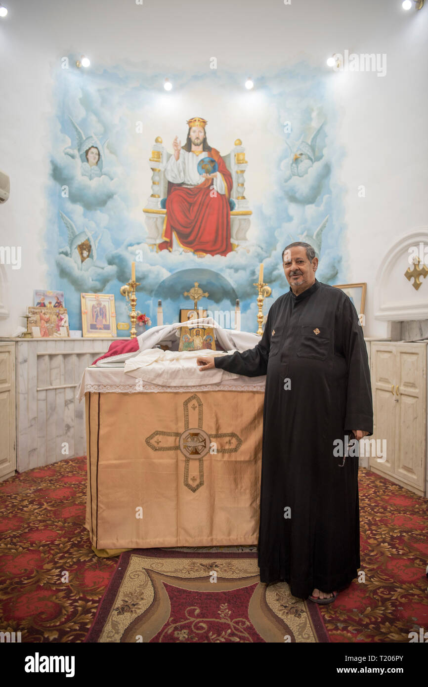 Ägypten, Priester in der Kirche im koptischen Dorf Garagos nördlich von Luxor bei Qena Stock Photo