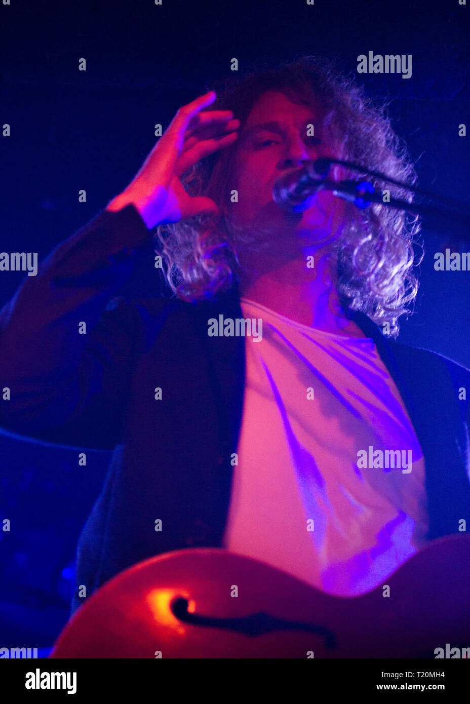 Singing guitar player hi-res stock photography and images - Alamy