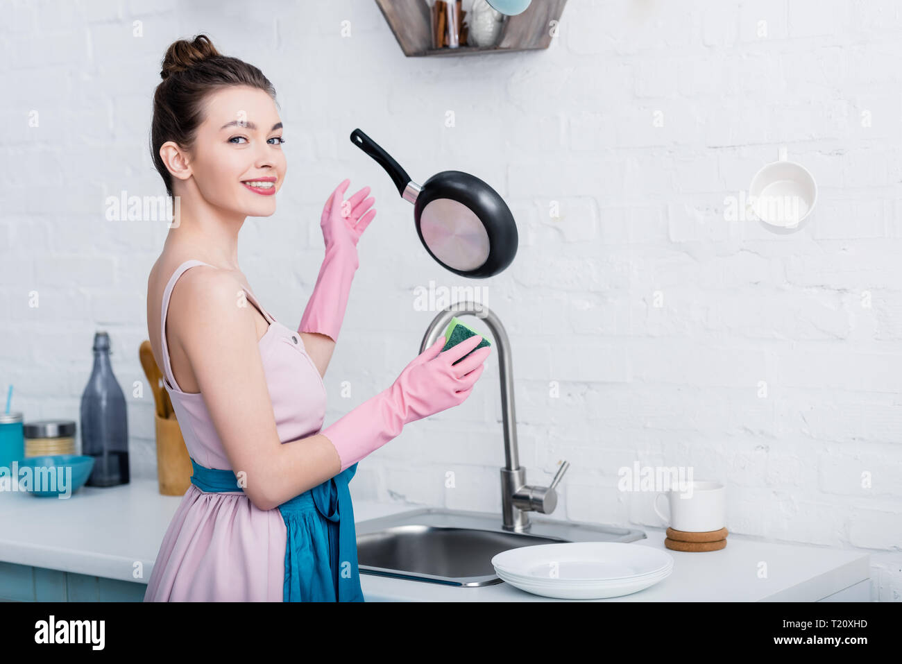 Мыть посуду ночью. Мытье посуды. Улыбающаяся домохозяйка. Женщина моет посуду. Женщина моющая посуду.