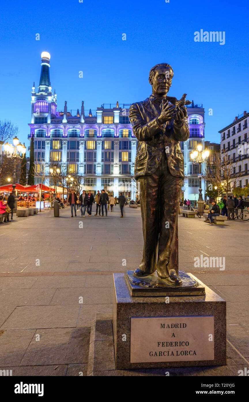 Statue of the poet Federico Garcia Lorca in the Plaza de Santa Ana  with the Reina Victoria Hotel in the background, central Madrid, Spain. Stock Photo