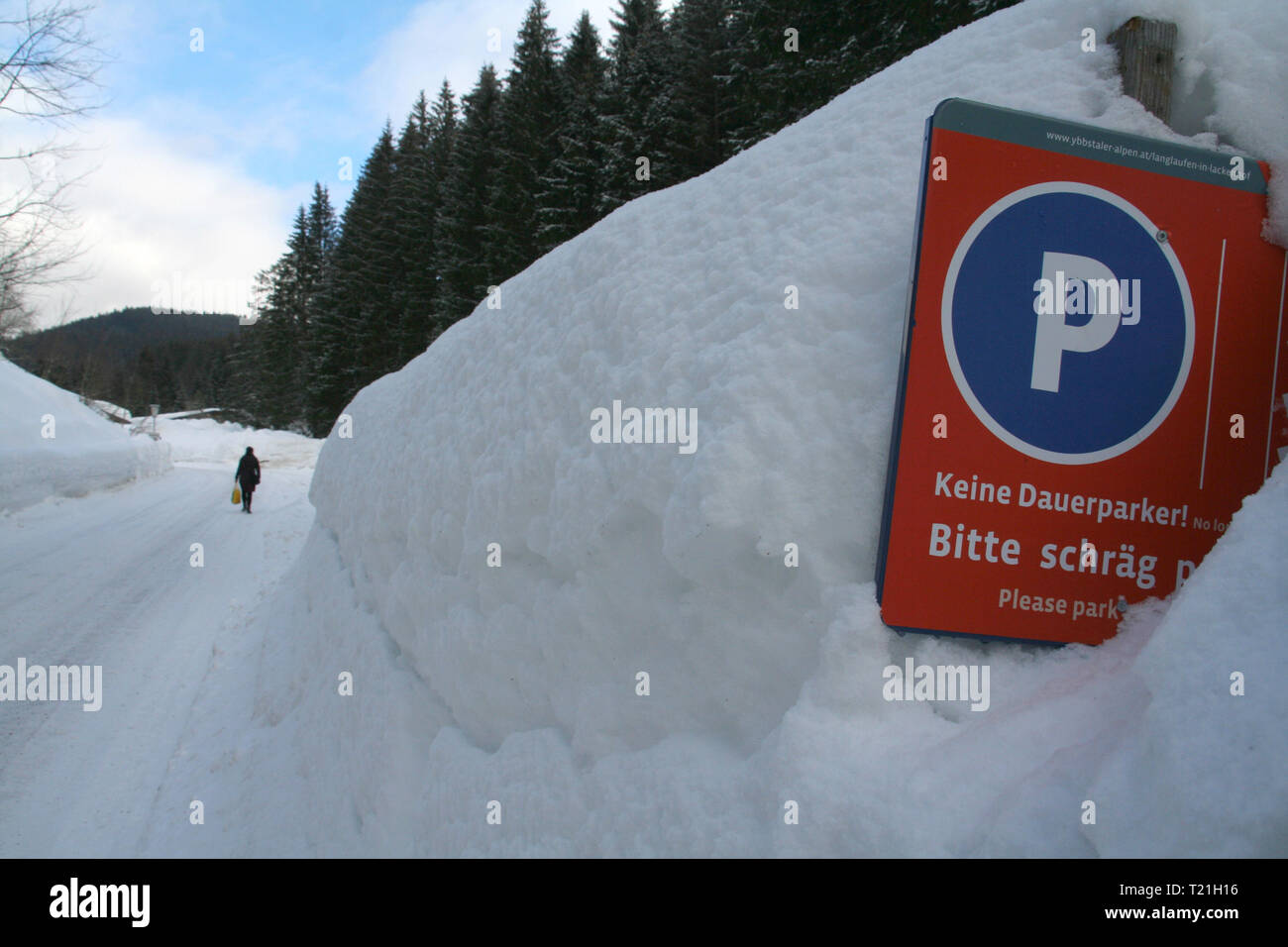 Lackenhof, Austria. 04th Feb, 2019. A sign for a car park on a road is snowed in. At the beginning of January, the Lackenhof am Ötscher ski resort temporarily ceased operations due to snowfall and the highest avalanche warning level. Credit: Lothar Ferstl/dpa/Alamy Live News Stock Photo