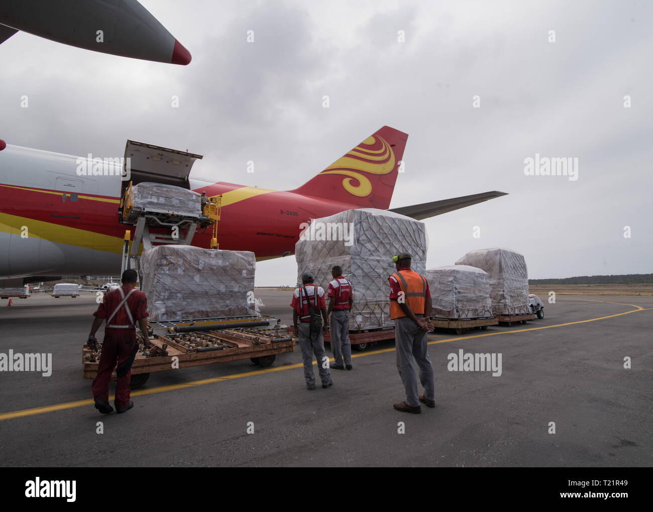 (190330) -- CARACAS, March 30, 2019 (Xinhua) -- Chinese aids are unloaded from the plane at the Simon Bolivar International Airport in Maiquetia in the state of Vargas, Venezuela, on March 29, 2019. The Venezuelan government received on Friday medical aid from China. (Xinhua/Marcos Salgado) Stock Photo