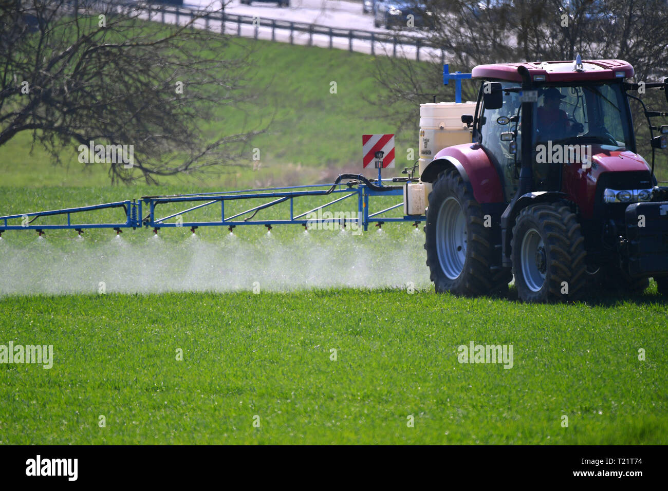 Munich, Deutschland. 30th Mar, 2019. A farmer carries out plant protection with glyphosate on a field, splash, spray, weedkiller, poison, carcinogenic, farmer, agriculture, agricultural, | usage worldwide Credit: dpa/Alamy Live News Stock Photo